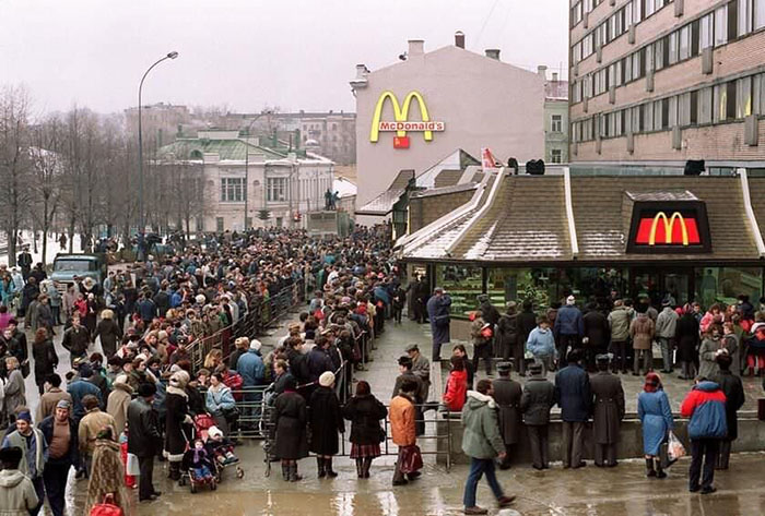 first mcdonald restaurant opens soviet union moscow russia 1900 45 5b963cb5a4de8 700